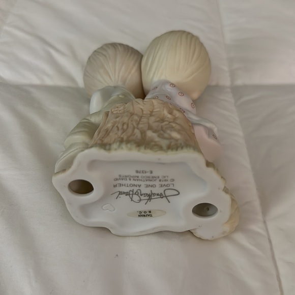 Jonathan & David - Love One Another Figurine - Picture 4 of 7